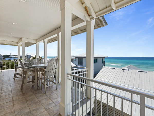 Luxury Beach Vacation Home wit Large Pool & Upscale Decor